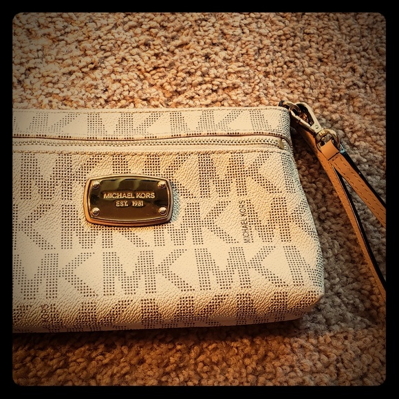 Michael Kors wristlet - Picture 1 of 2